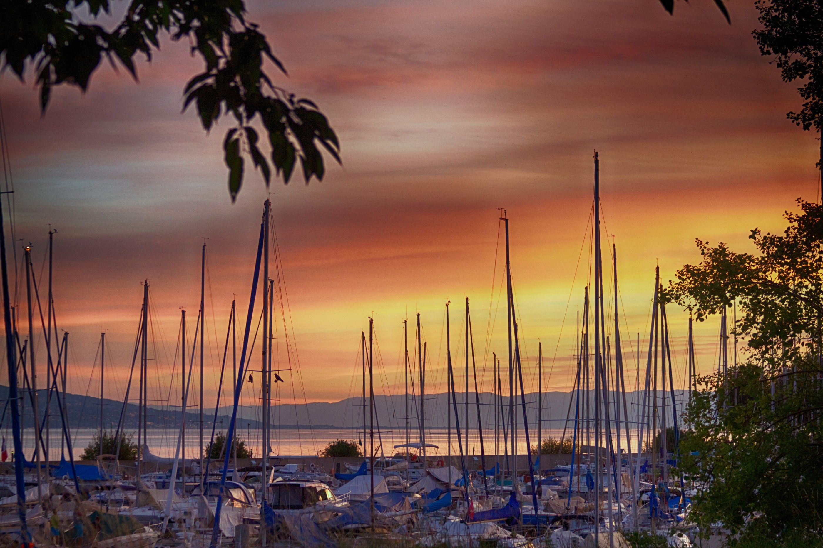 Mâts de bateaux port de la pichette corseaux CH